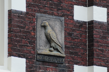 904610 Afbeelding van de gevelsteen 'In de Vergulde Valck', in de voorgevel van het pand Oudkerkhof 3 te Utrecht.